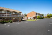 Bathurst Studio Apartments - parking