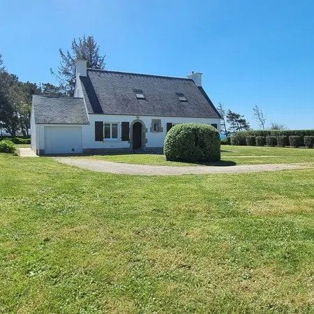 Exceptional location 2 steps from the sea for this single storey house