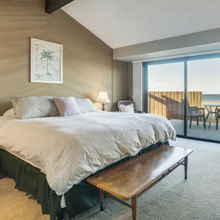 Sequim Shoreline Retreat w/ 2 Decks: Dogs Welcome!