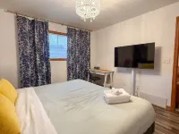 Escape to the Lake! Walk to water & local dining!