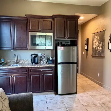 Private Apartment Style Suite. Close to National Parks. Отели в г. Кловис