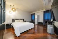 Vine Hotel - Motels