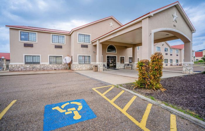 Days Inn & Suites by Wyndham Beeville