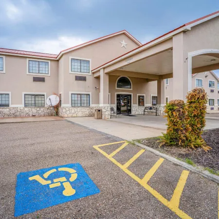 Days Inn & Suites by Wyndham Beeville