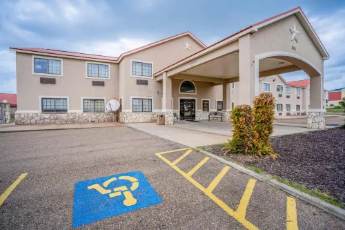 Days Inn & Suites by Wyndham Beeville - parking