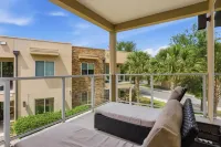 Designer 4BR Getaway, Sleek Laminate Floors - Villas