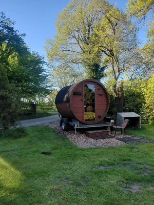 Spacious vacation apartment with fireplace and barrel sauna in the sheltered garden.