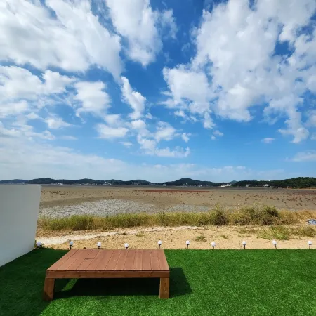 Daebudo Comma Pool Villa