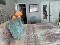 Warm and Cozy Home in Quiet Neighborhood!! LLC