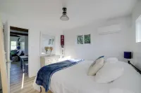 Stylish Grass Lake Retreat - Steps to Park! - 3 Sao