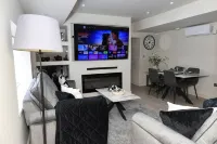 White Bungalow with 75" Tv, Air Con, Contractors - 4-Star