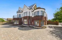Seaview 2 Bed Retreat Balcony FT3 by Adliv - 4-نجوم