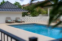 5BR Luxe Retreat in Runaway Bay Private Pool Beach Access - Villas