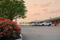 Harvest Drive Family Inn - Renovated Rooms - parking