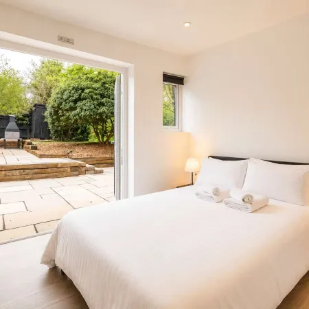 Historic Cambridgeshire Cottage Retreat With Hot Tub