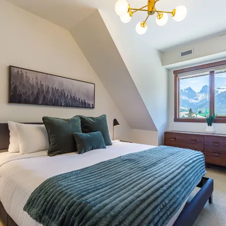 The Lookout  Stylish Escape with Mountain Views