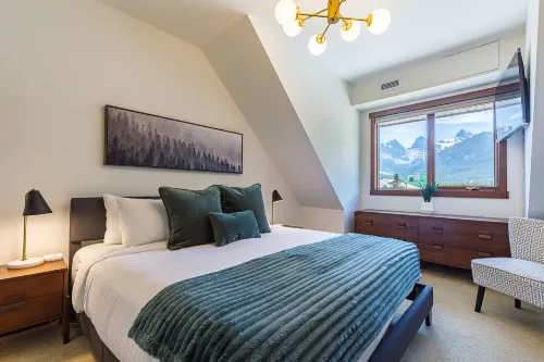 The Lookout  Stylish Escape with Mountain Views - 2-Star