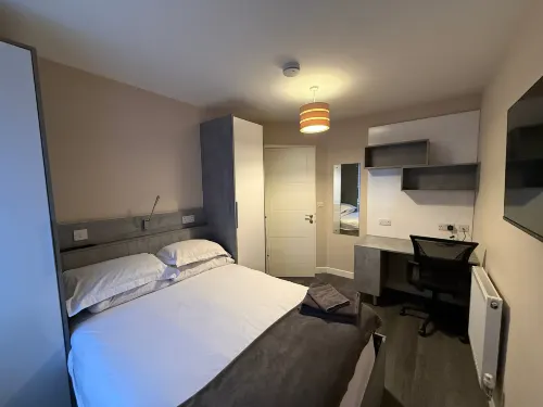 Chic Egham Retreat for Two - Wi-Fi
