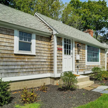 3 Mi to Craigville Beach! Walkable Couples Haven