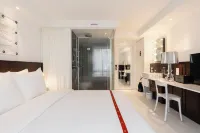 Ruby Lilou Hotel Marseille by IHG - Park Yeri