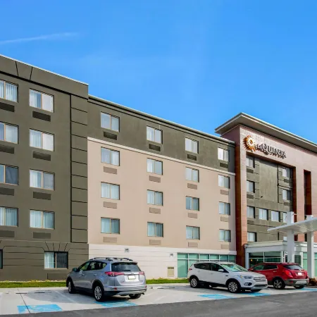 La Quinta Inn & Suites by Wyndham Baltimore BWI Airport Отели в г. Линтикум