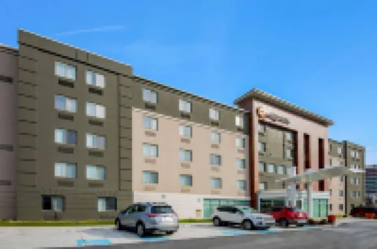 La Quinta Inn & Suites by Wyndham Baltimore BWI Airport Hotels in 
