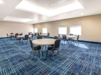 La Quinta Inn & Suites by Wyndham Oklahoma City Airport Hotels near Athena Mall