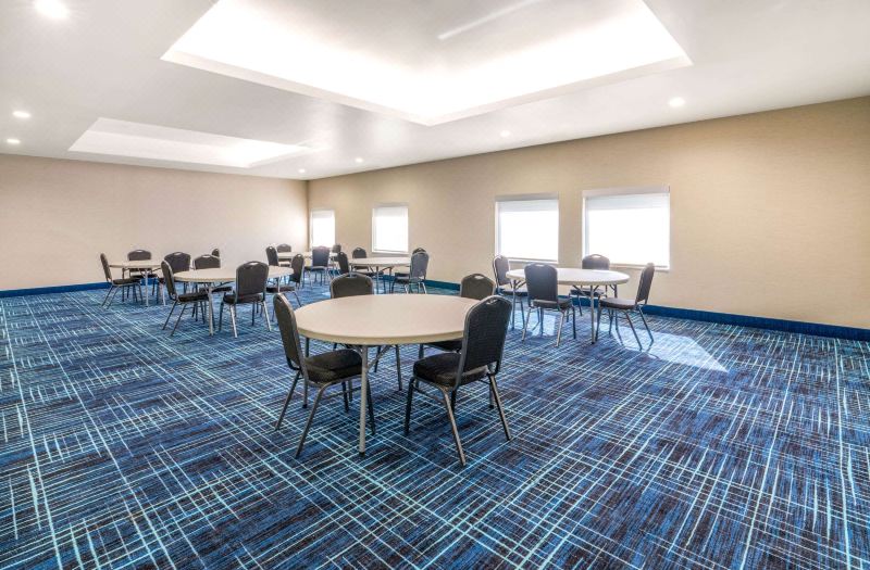 La Quinta Inn & Suites by Wyndham Oklahoma City Airport photo 3