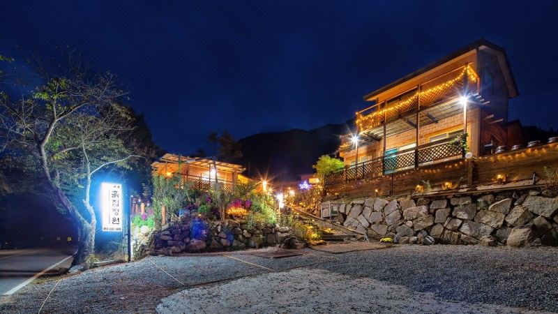 [무주 흙집정원펜션의 아름다운 정원 외관]