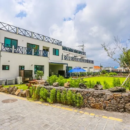 Jeju Woljeongri Badabyeol Pension Отели рядом с достопримечательностью «Пляж Джимйонг»
