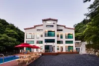 Gyeongju the May Pension (Pool, Spa)