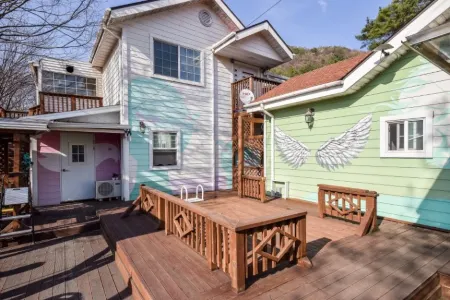 Yangpyeong Cezanne Gallery Pension Отели рядом со станцией Yongmun Station