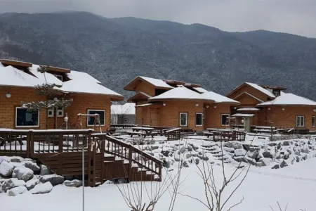 Youngwol Moon Lit River Pension Отели рядом с достопримечательностью «Byeolmaro Observatory»