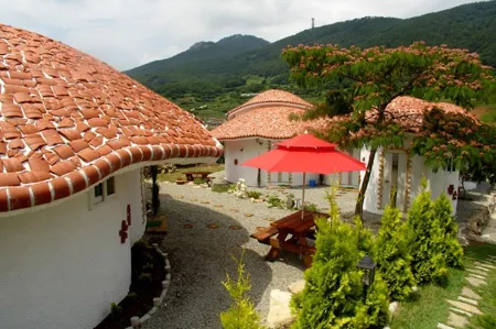 Tongyeong Morning Dew Pension Отели рядом с достопримечательностью «Skyline Luge Tongyeong»