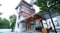 Base9 Cochin Airport Hotel Hotel di Nedumbassery