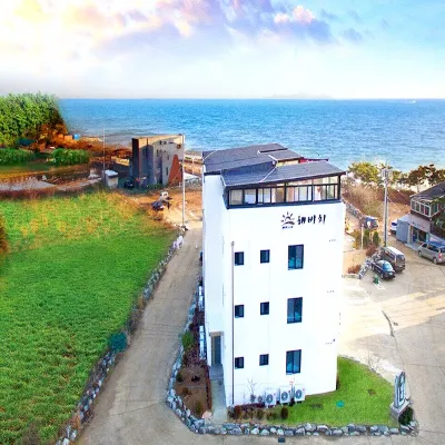 Daebudo the Haebeach Pension Hôtels à proximité de : Island Country Club