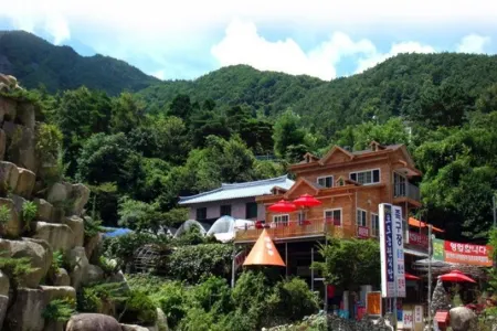 Sacheon Baegunimeomuneungot Pension Отели в г. Сачхон