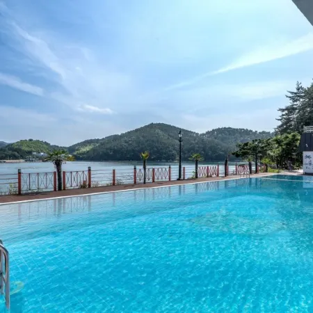 Geoje Island Remember Pension Отели рядом с достопримечательностью «Тематический бамбуковый парк «Мэнджонджук»»