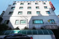 Tongyeong Crown Hotel in zona Yi Sun-Sin Park