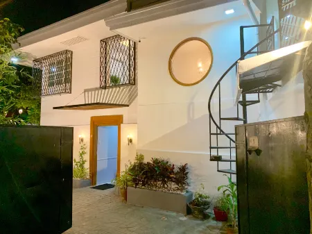 The Courtyard Hotel Pasay Отели рядом с достопримечательностью «Канета Астродом»