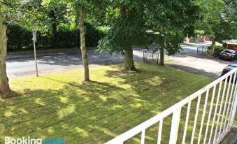 Boswell - Large Balcony Apartment & Parking - 2 Bedrooms - Close to Town & Racecourse