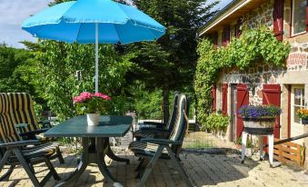 Alluring Holiday Home with Pool Barbecue Sun Loungers - Housity