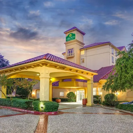 La Quinta Inn & Suites by Wyndham Dallas North Central Отели рядом с достопримечательностью «Универмаг "Норт-Парк Центр"»