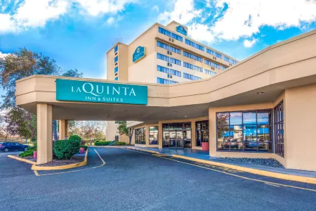 La Quinta by Wyndham Secaucus Meadowlands Отели рядом со станцией Secaucus Junction
