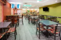 La Quinta Inn & Suites by Wyndham Rochester Mayo Clinic S - فطور