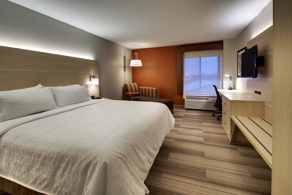 Holiday Inn Express & Suites - Interstate 380 at 33rd Avenue, an Ihg Hotel