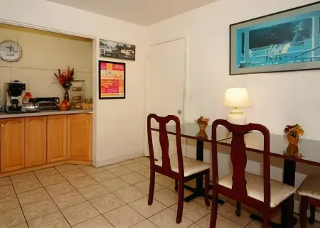 Travelodge by Wyndham Gainesville