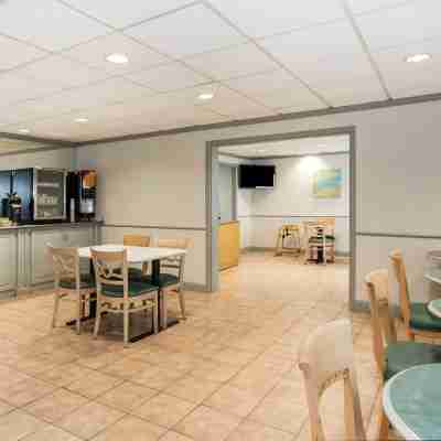 La Quinta Inn & Suites by Wyndham Melbourne Viera Dining/Meeting Rooms