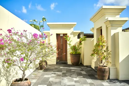 Komaneka at Rasa Sayang Ubud Отели рядом с достопримечательностью «Ubud Kajeng Rice Fields Walk»