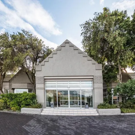 City Lodge Hotel Pinelands Отели рядом с достопримечательностью «Стадион «Атлон»»